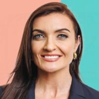 Headshot Amanda Leonard